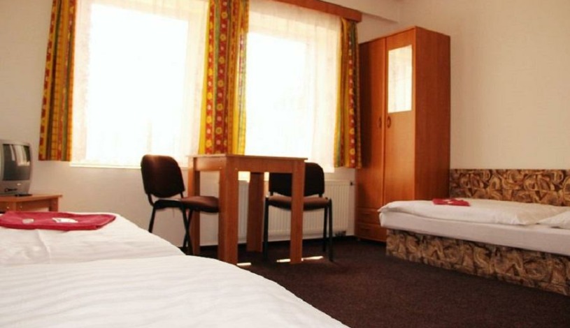 Hotel Koruna Šumperk - Čtyřlůžkový s vlastním sociálním zařízením na chodbě ( samostatné pro každý pokoj ! )